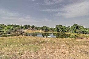 Chic Thorndale Cabin w/ Fire Pit & Paddleboat!