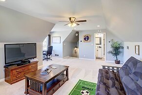 Spacious Farmhouse Near Hikes & Waterfalls