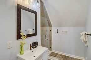 Spacious Farmhouse Near Hikes & Waterfalls