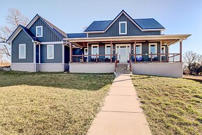 Spacious Farmhouse Near Hikes & Waterfalls