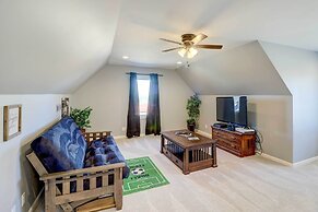 Spacious Farmhouse Near Hikes & Waterfalls