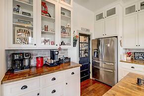 Spacious Farmhouse Near Hikes & Waterfalls
