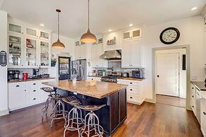 Spacious Farmhouse Near Hikes & Waterfalls