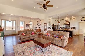 Spacious Farmhouse Near Hikes & Waterfalls