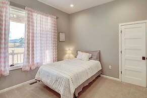 Spacious Farmhouse Near Hikes & Waterfalls