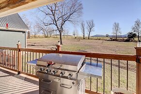 Spacious Farmhouse Near Hikes & Waterfalls