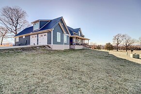 Spacious Farmhouse Near Hikes & Waterfalls