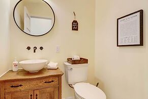 Spacious Farmhouse Near Hikes & Waterfalls