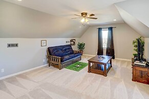 Spacious Farmhouse Near Hikes & Waterfalls