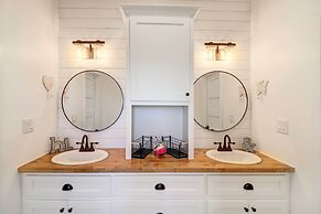 Spacious Farmhouse Near Hikes & Waterfalls