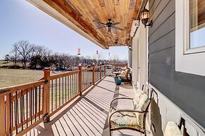 Spacious Farmhouse Near Hikes & Waterfalls
