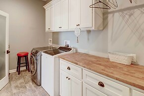 Spacious Farmhouse Near Hikes & Waterfalls