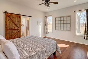 Spacious Farmhouse Near Hikes & Waterfalls