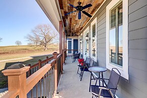 Spacious Farmhouse Near Hikes & Waterfalls