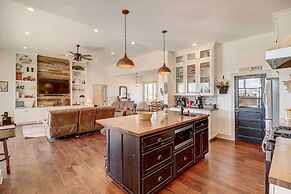 Spacious Farmhouse Near Hikes & Waterfalls