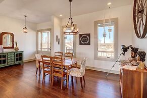 Spacious Farmhouse Near Hikes & Waterfalls