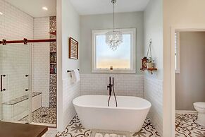 Spacious Farmhouse Near Hikes & Waterfalls