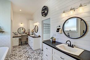 Spacious Farmhouse Near Hikes & Waterfalls