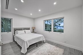 Lakefront House: Hot Tub & Golf Course Views!