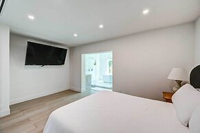 Lakefront House: Hot Tub & Golf Course Views!