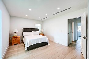 Lakefront House: Hot Tub & Golf Course Views!