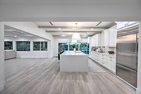 Lakefront House: Hot Tub & Golf Course Views!