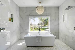 Lakefront House: Hot Tub & Golf Course Views!