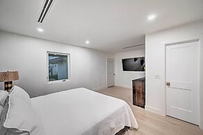 Lakefront House: Hot Tub & Golf Course Views!