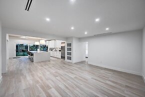 Lakefront House: Hot Tub & Golf Course Views!