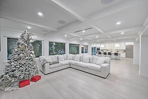 Lakefront House: Hot Tub & Golf Course Views!