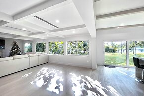 Lakefront House: Hot Tub & Golf Course Views!