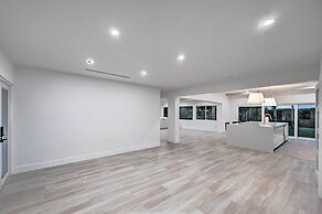 Lakefront House: Hot Tub & Golf Course Views!