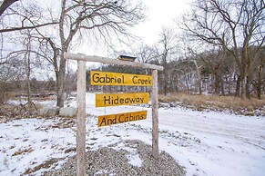 Unique Creekside Escape - Enjoy On-site Goats!