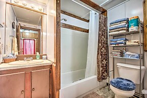 Unique Creekside Escape - Enjoy On-site Goats!