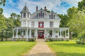 Creekfront Yellville Manor w/ Parlors & Fire Pit!