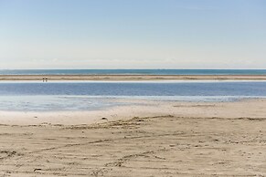 Brigantine Condo w/ Beach Access & Pool Views