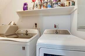 Hot Tub & Deck: Margaritaville Resort Retreat!