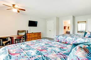 Hot Tub & Deck: Margaritaville Resort Retreat!