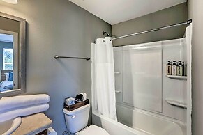 Ideally Located & Elegant Condo w/ Balcony!