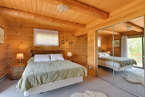 Peaceful Bedford Escape: Deck & Stunning Views!
