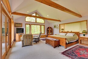 Peaceful Bedford Escape: Deck & Stunning Views!