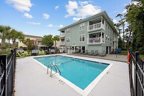 Walk to Crescent Beach: Updated Condo w/ Balcony