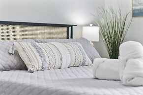 Walk to Crescent Beach: Updated Condo w/ Balcony