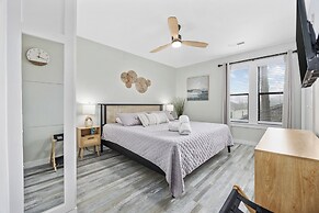 Walk to Crescent Beach: Updated Condo w/ Balcony