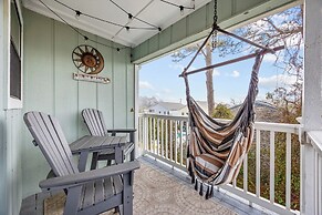 Walk to Crescent Beach: Updated Condo w/ Balcony