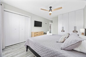 Walk to Crescent Beach: Updated Condo w/ Balcony