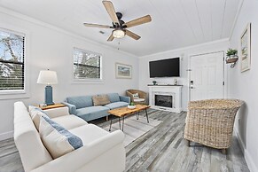 Walk to Crescent Beach: Updated Condo w/ Balcony