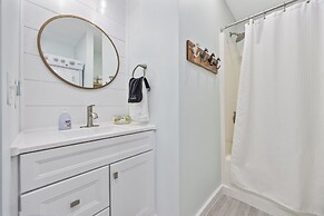 Walk to Crescent Beach: Updated Condo w/ Balcony