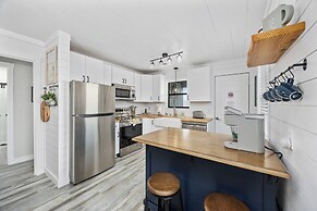 Walk to Crescent Beach: Updated Condo w/ Balcony