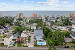 Walk to Crescent Beach: Updated Condo w/ Balcony